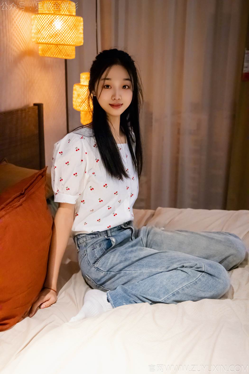 足愉心 NO.012 奶芙（搭配：碎花衬衫、牛仔长裤、运动鞋、白色棉袜、裸足）[110P/2V/14.5GB]插图3