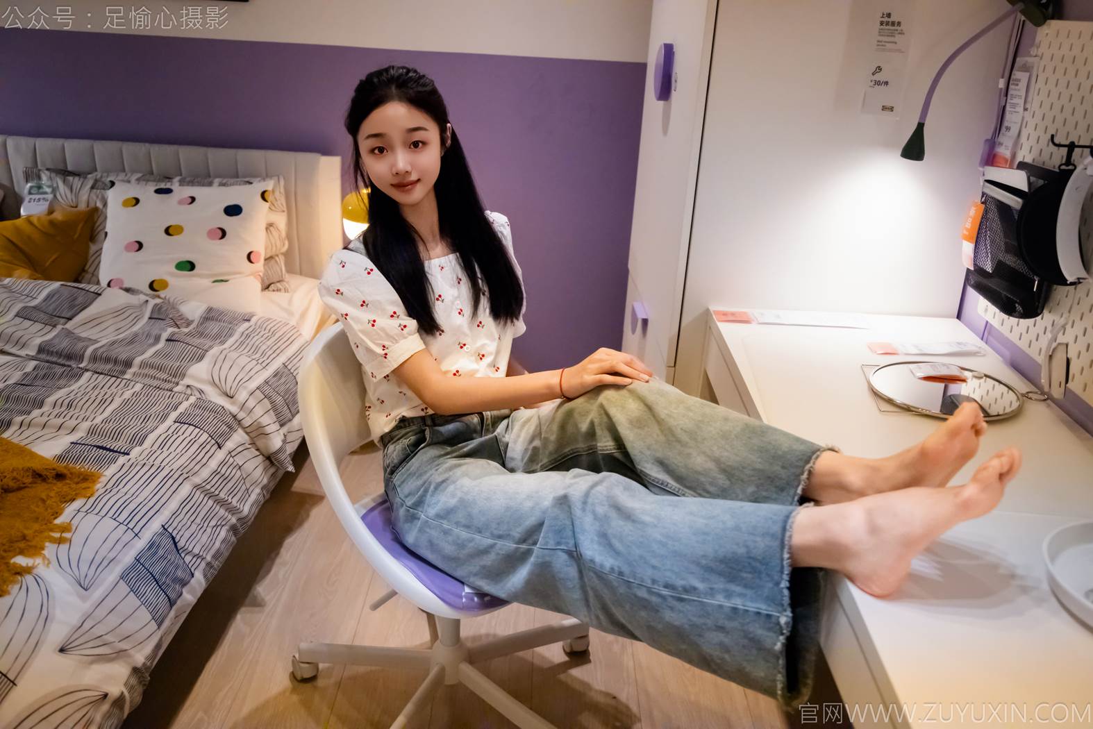 足愉心 NO.012 奶芙（搭配：碎花衬衫、牛仔长裤、运动鞋、白色棉袜、裸足）[110P/2V/14.5GB]插图