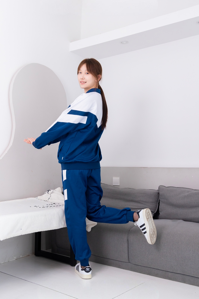 袜啵啵584期 花絮版 校服板鞋短黑丝脚尖加固[149P/1V/7.49G]插图5