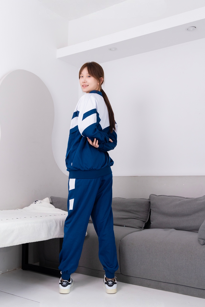 袜啵啵584期 花絮版 校服板鞋短黑丝脚尖加固[149P/1V/7.49G]插图