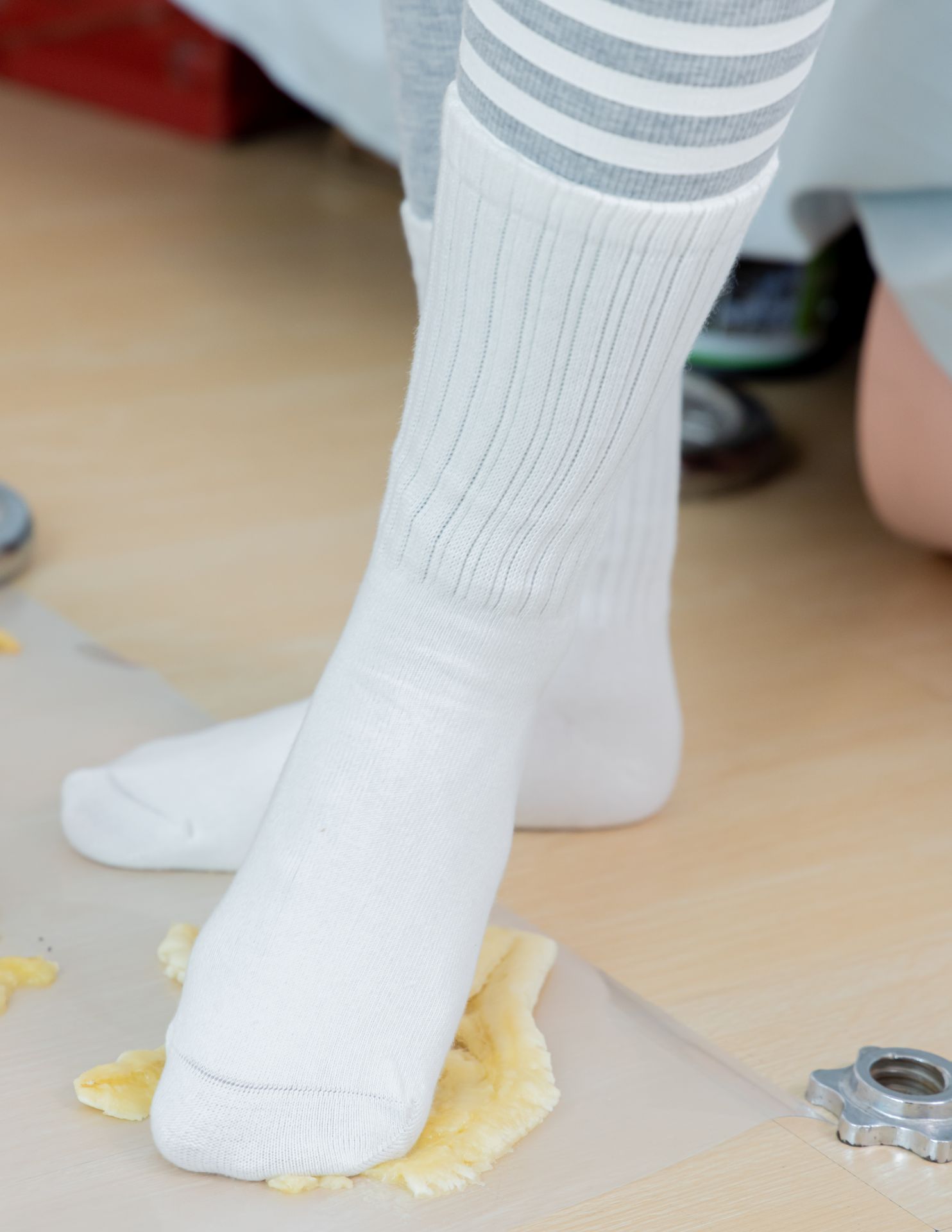 物恋2417期：岚岚-运动鞋、白棉袜、瑜伽裤、模特鞋子和棉袜分别踩香蕉、汉堡、薯条、模拟炒菜剧情(150p/1v/3.77GB)插图4