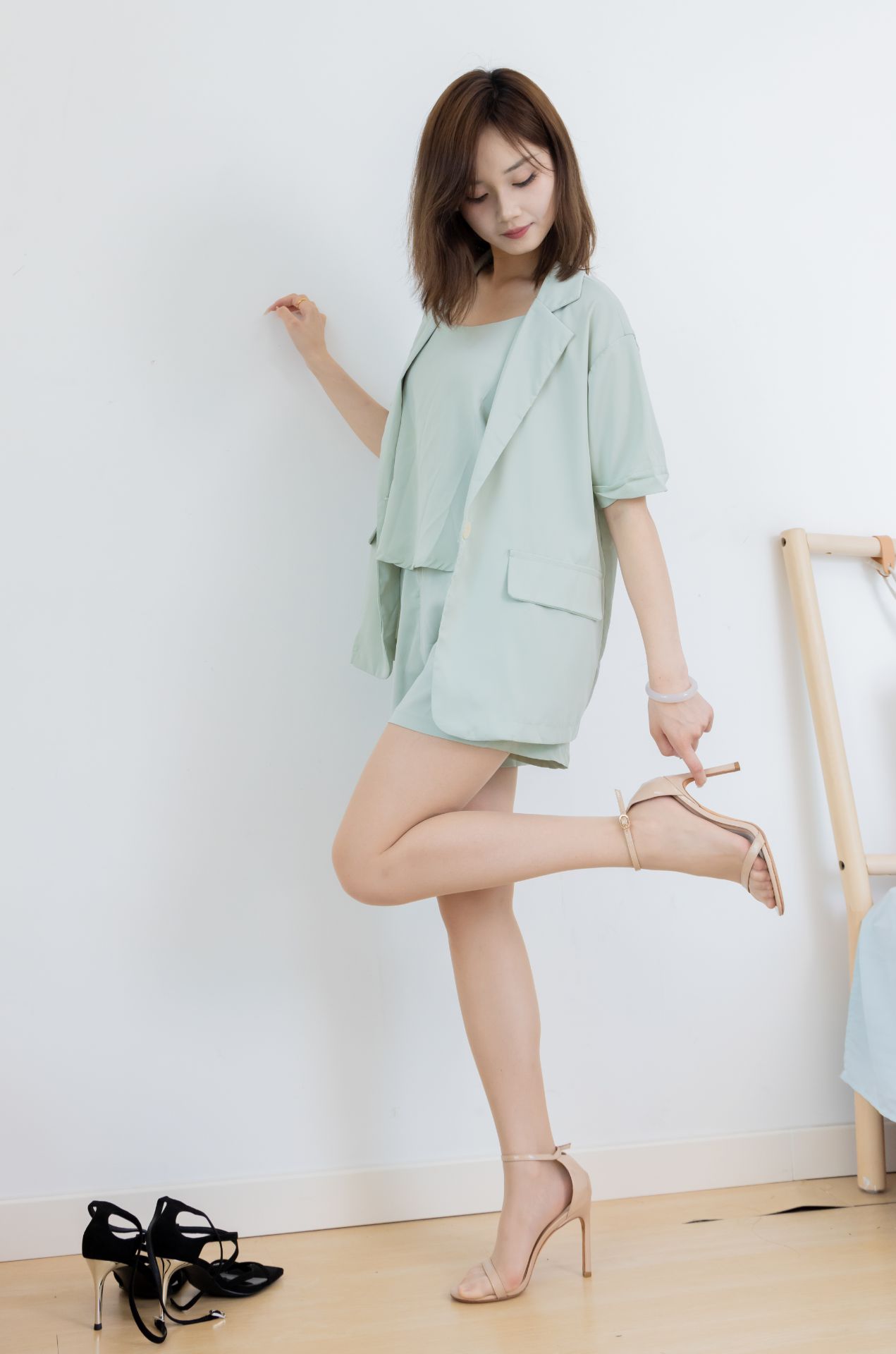 物恋2420期：橙子-三双高跟鞋、薄肉丝（脚尖透明款）、裸足、视频为超近景特写(150p/1v/6.92GB)插图6