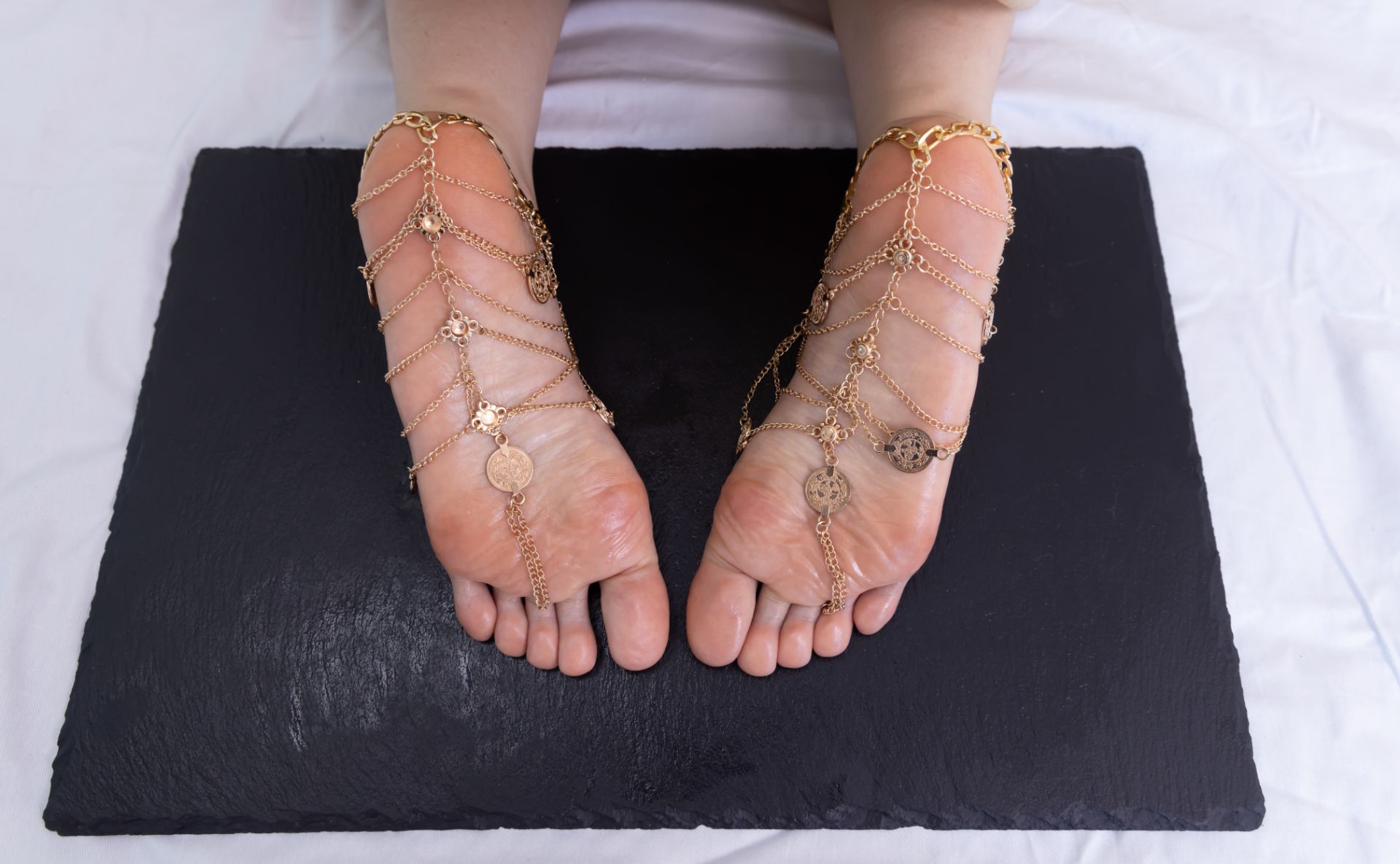 物恋2472期：菜菜-高跟鞋、薄白丝（脚尖加固款）、裸足、裸足涂精油带脚链和切糕摆盘剧情[265P/1V/5.24GB]插图