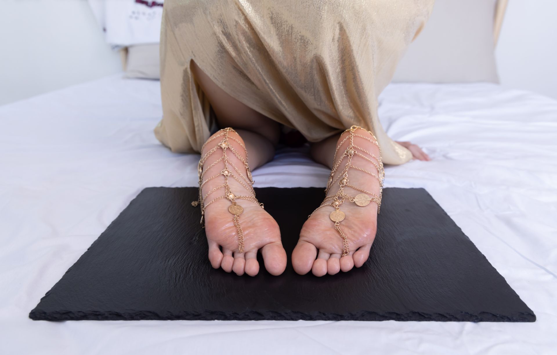 物恋2472期：菜菜-高跟鞋、薄白丝（脚尖加固款）、裸足、裸足涂精油带脚链和切糕摆盘剧情[265P/1V/5.24GB]插图1