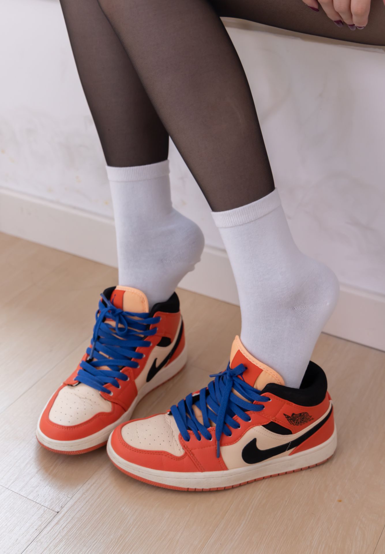 物恋2473期：橙子-板鞋、白棉袜、薄黑丝（脚尖加固款）、穿棉袜丝袜揉脚和泡脚剧情[160P/1V/3.83GB]插图