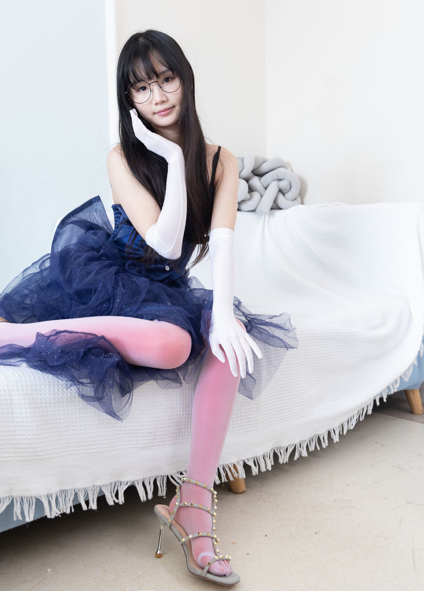 袜啵啵583期：甜甜圈-两双高跟凉鞋、五指淡紫丝、五指红丝、五指淡粉丝、图片与视频包括瑜伽动作[165P/1V/9.14GB]插图5