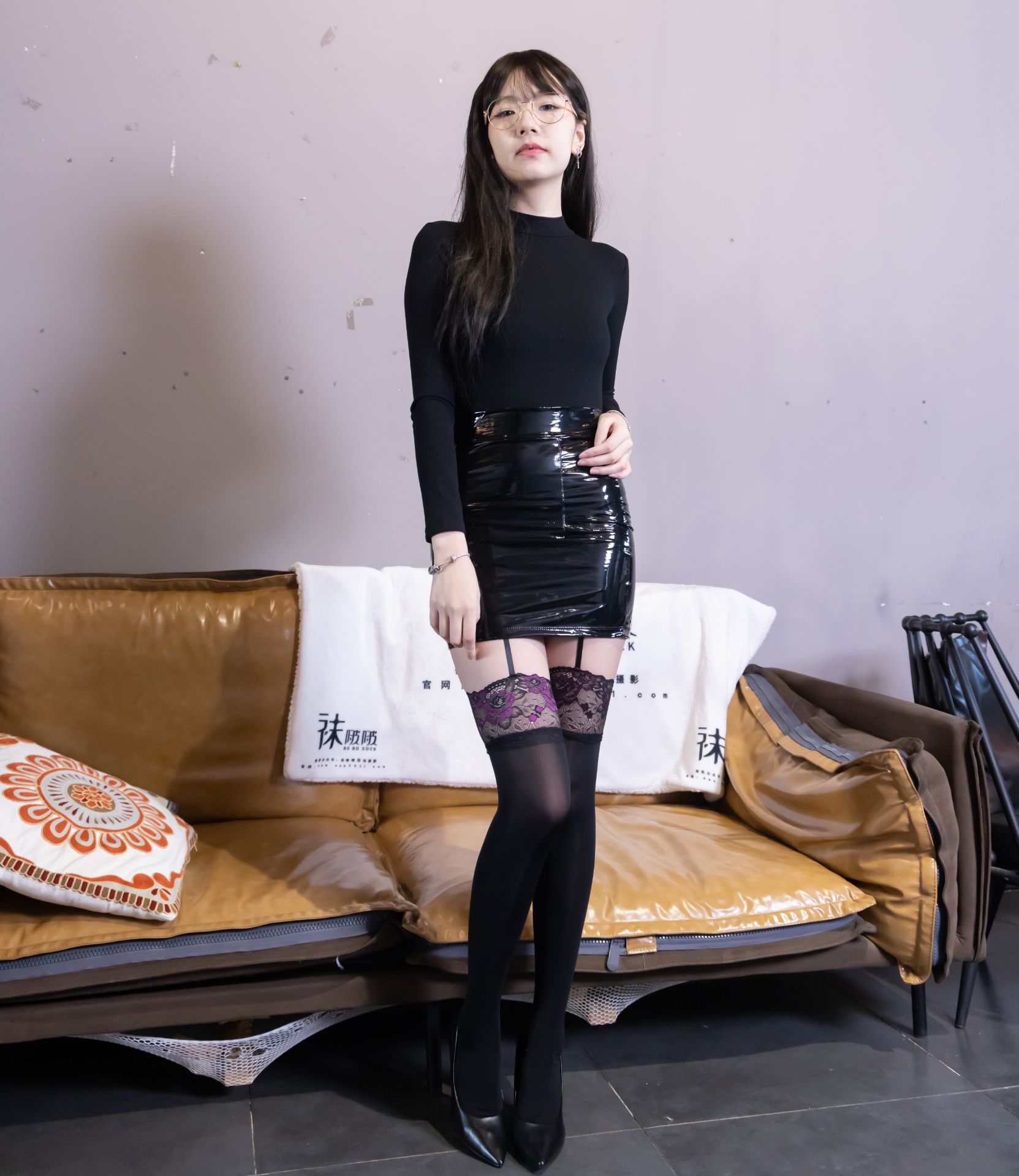 袜啵啵585期：小甜豆-高跟鞋、大腿黑丝、踩面包剧情[158P/1V/7.84GB]插图5