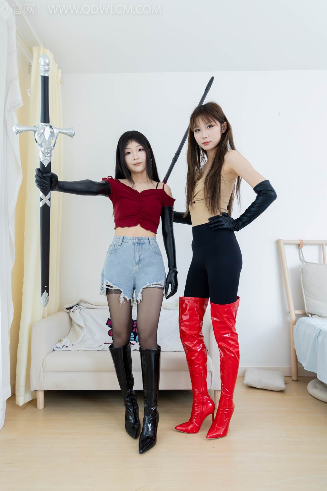 勿恋传媒 NO.2419 泡泡&嘟嘟-高跟长靴、薄黑丝、瑜伽裤裤里丝[155P/1V/5.09GB]插图1