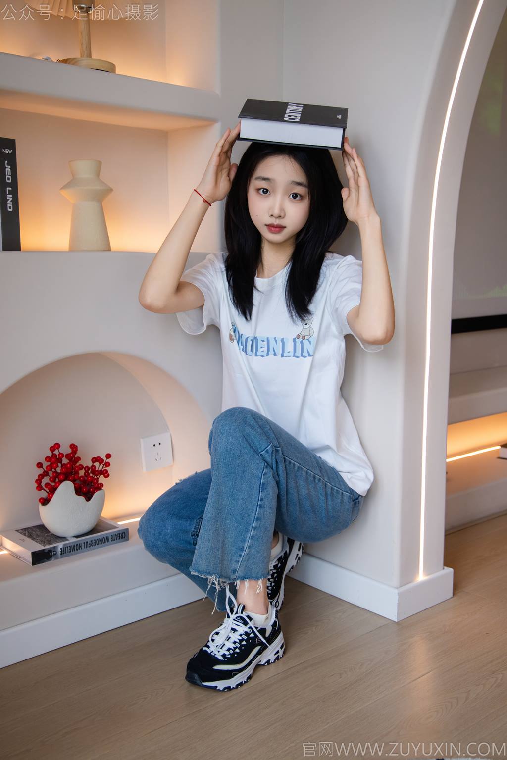 足愉心 NO.035 奶芙（搭配：白T恤、牛仔裤、运动鞋、白色棉袜、裸足）[115P/2V/19.2GB]插图1