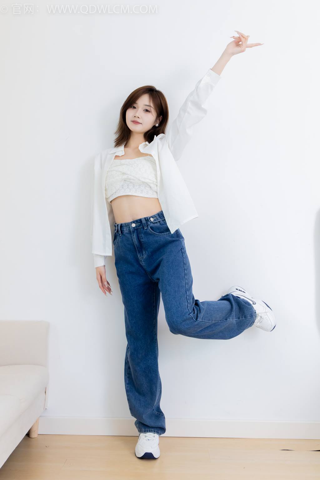 勿恋传媒 NO.2432 橙子-运动鞋、白棉袜、裸足[160P/1V/4.11GB]插图