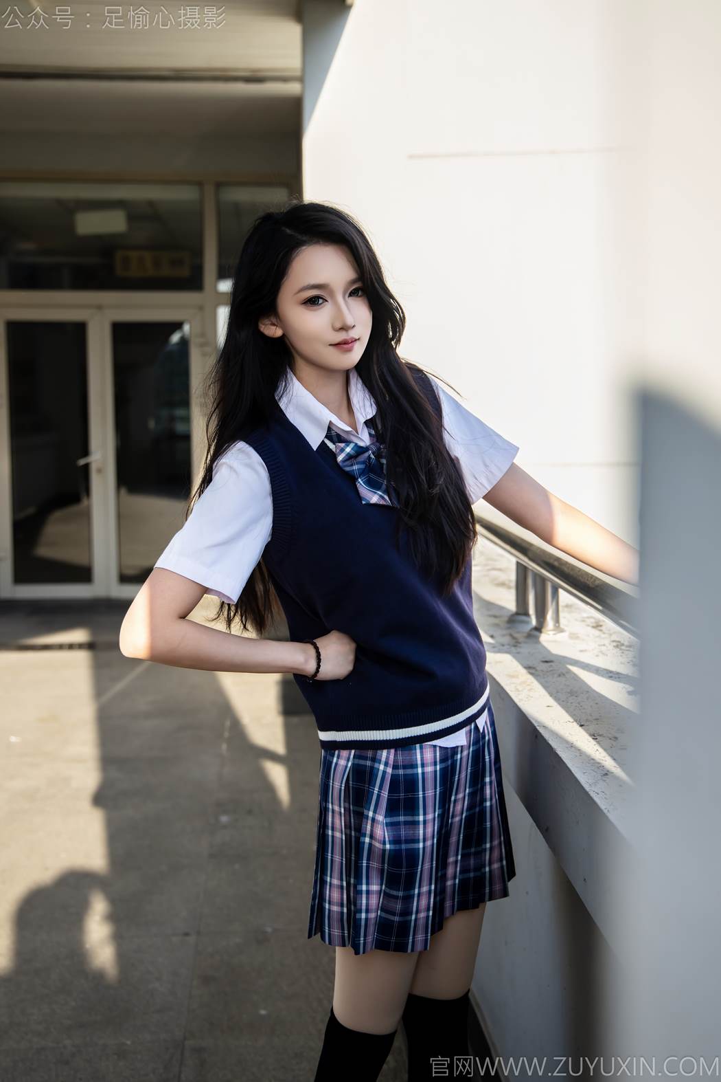 足愉心 NO.019 果酱（搭配：JK至服、小皮鞋、黑色丝袜、肉色打底裤）[109P/2V/10.9GB]插图3