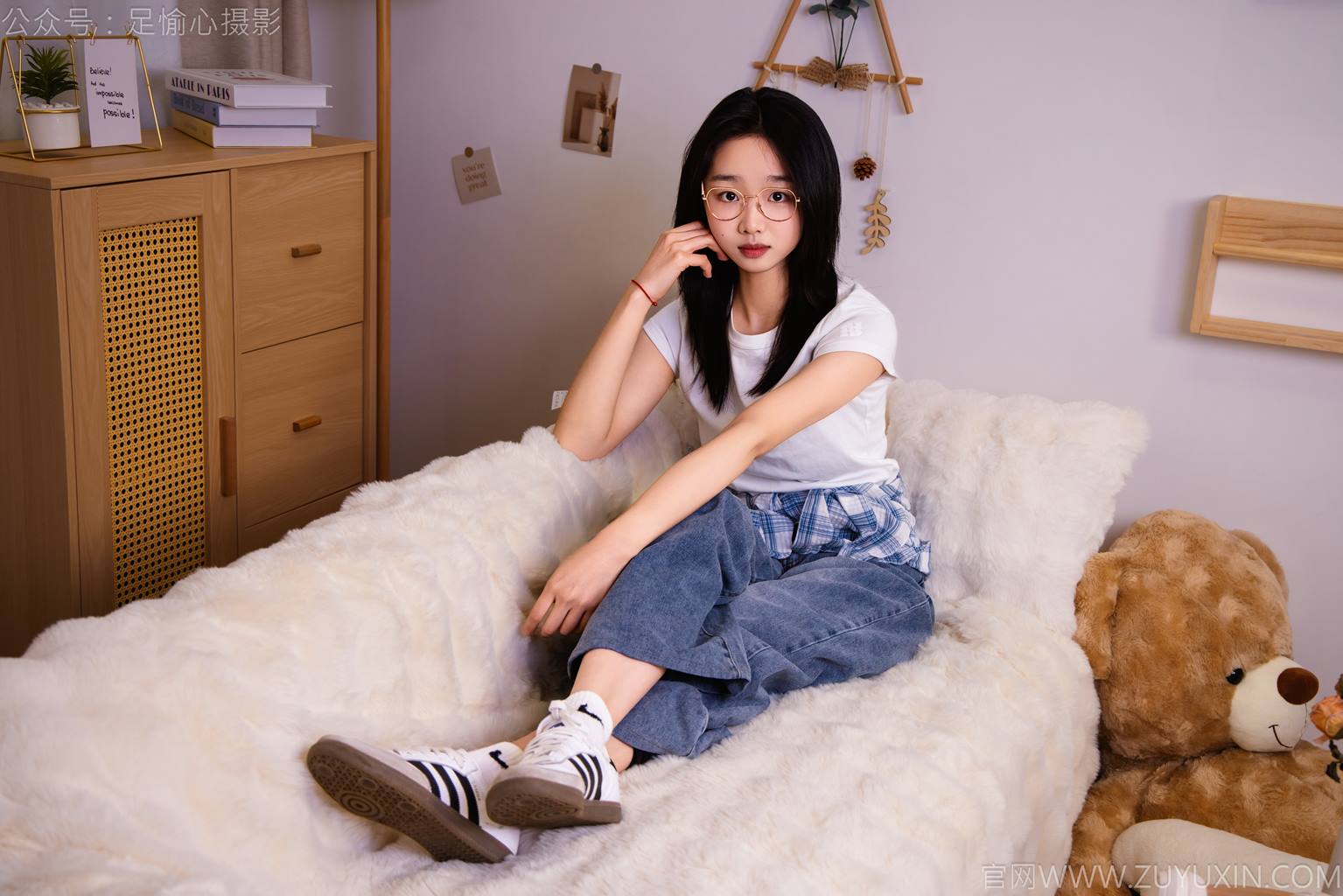 足愉心 NO.027 奶芙（搭配：白色T恤、牛仔长裤、德训鞋、白色棉袜、裸足）[110P/2V/19.4GB]插图1