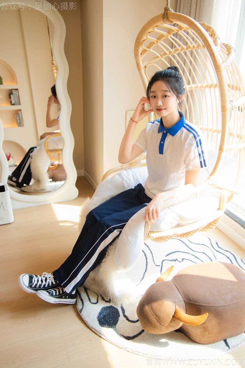 足愉心 NO.031 奶芙（搭配：校服、帆布鞋、白色棉袜、裸足）[110P/2V/15.4GB]插图1