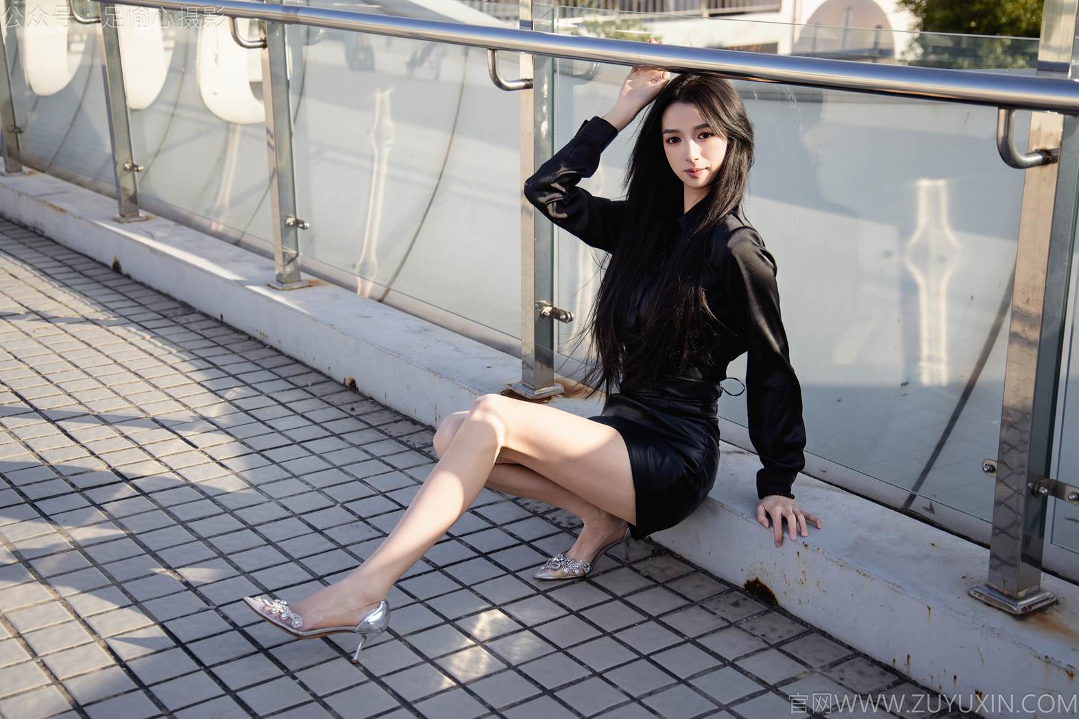 足愉心 NO.020 云悦（搭配：黑色衬衫、皮裙、高跟鞋、裸足）[120P/2V/11.2GB]插图2