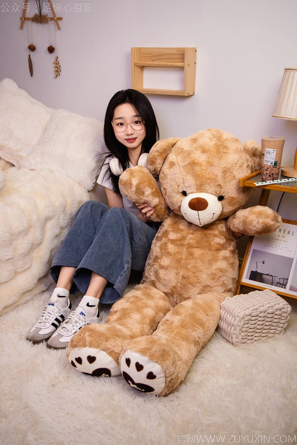 足愉心 NO.027 奶芙（搭配：白色T恤、牛仔长裤、德训鞋、白色棉袜、裸足）[110P/2V/19.4GB]插图2