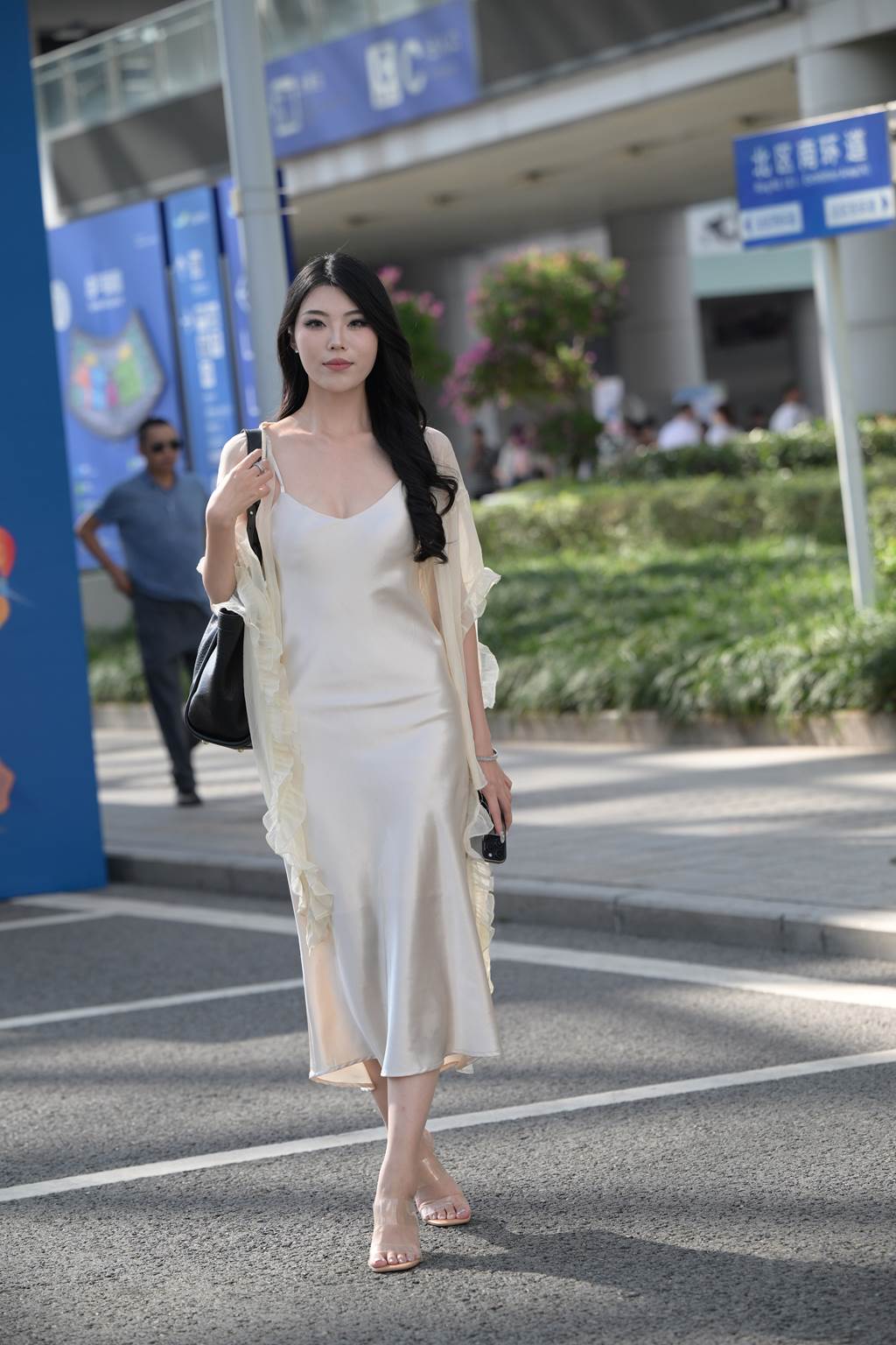 精选街拍作品 NO.6006 白色丝质吊带裙[126P/264MB]插图3