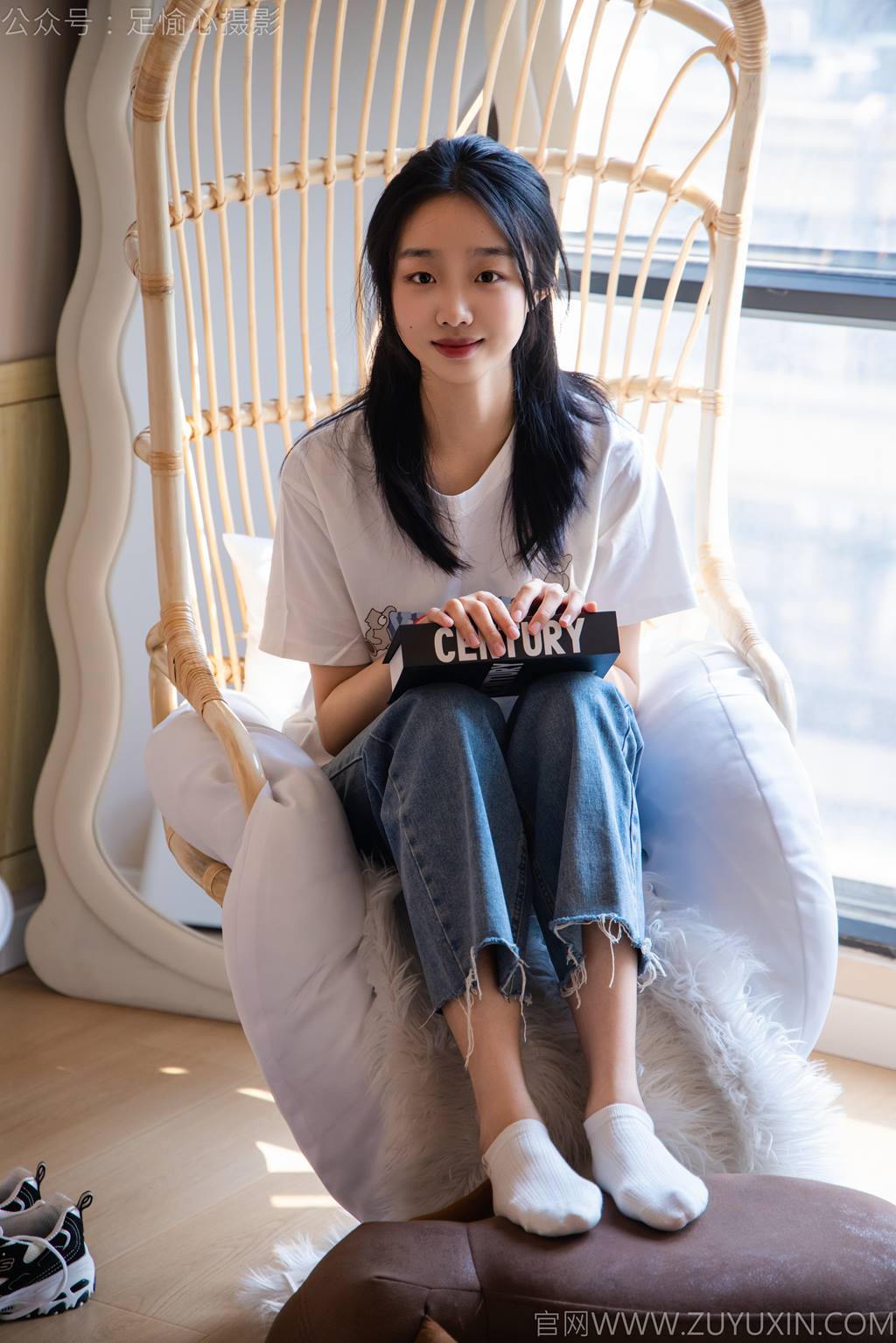 足愉心 NO.035 奶芙（搭配：白T恤、牛仔裤、运动鞋、白色棉袜、裸足）[115P/2V/19.2GB]插图2