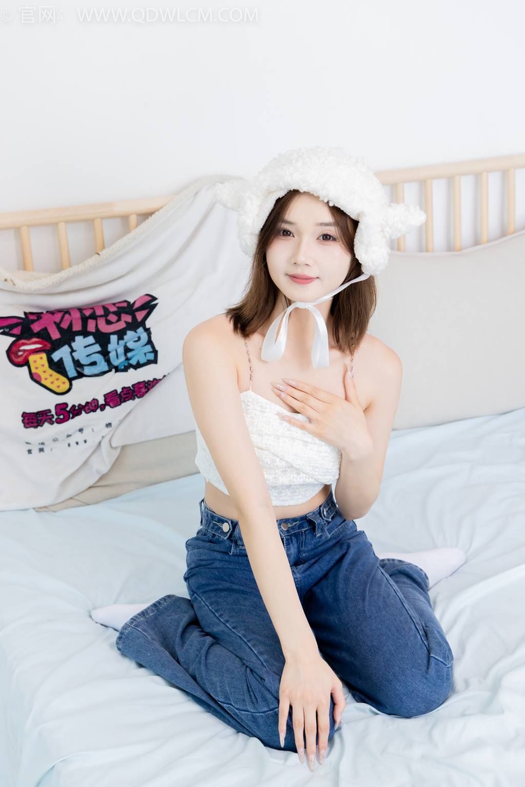 勿恋传媒 NO.2432 橙子-运动鞋、白棉袜、裸足[160P/1V/4.11GB]插图1