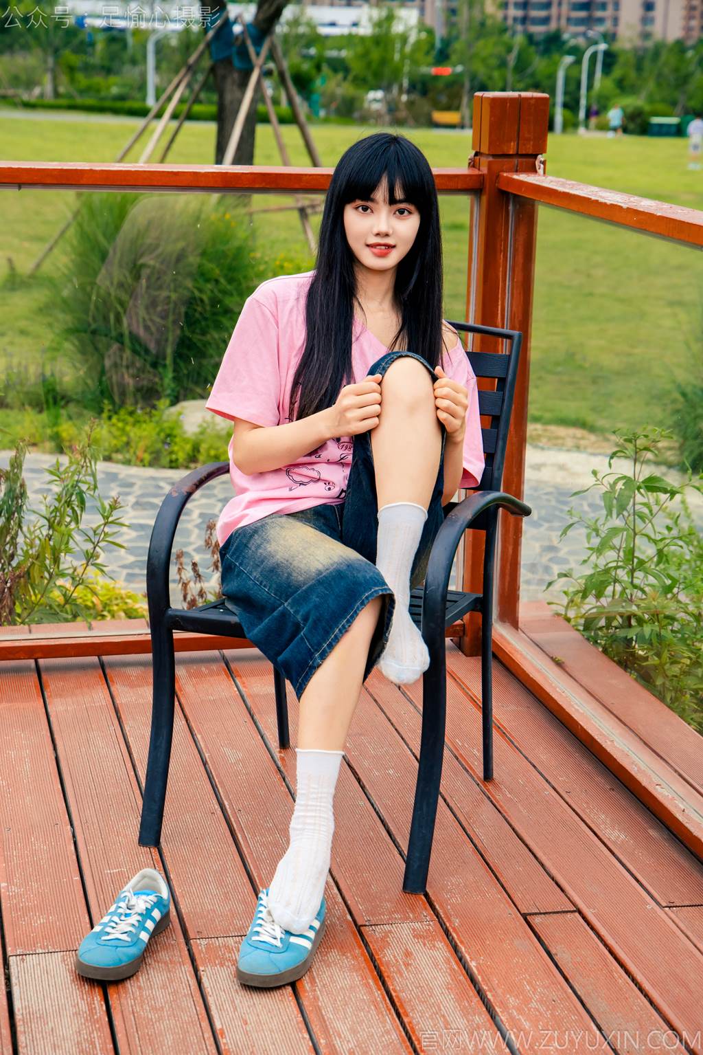 足愉心 NO.050 阿月（搭配：粉色T恤、牛仔短裤、白棉袜、德训鞋、裸足）[110P/2V/10.7GB]插图2