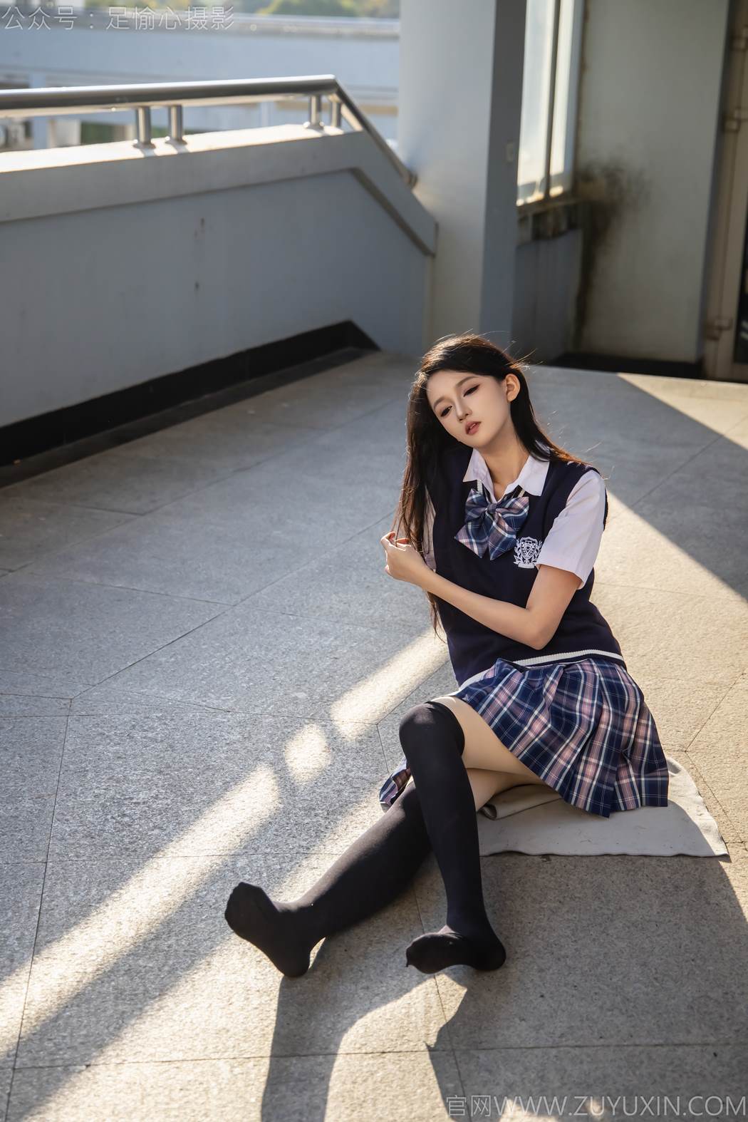 足愉心 NO.019 果酱（搭配：JK至服、小皮鞋、黑色丝袜、肉色打底裤）[109P/2V/10.9GB]插图1