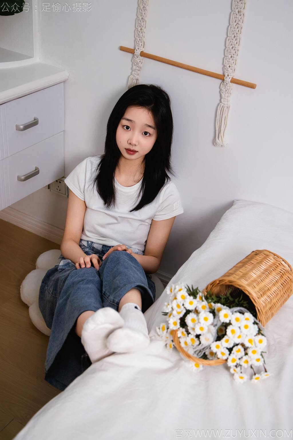 足愉心 NO.027 奶芙（搭配：白色T恤、牛仔长裤、德训鞋、白色棉袜、裸足）[110P/2V/19.4GB]插图3