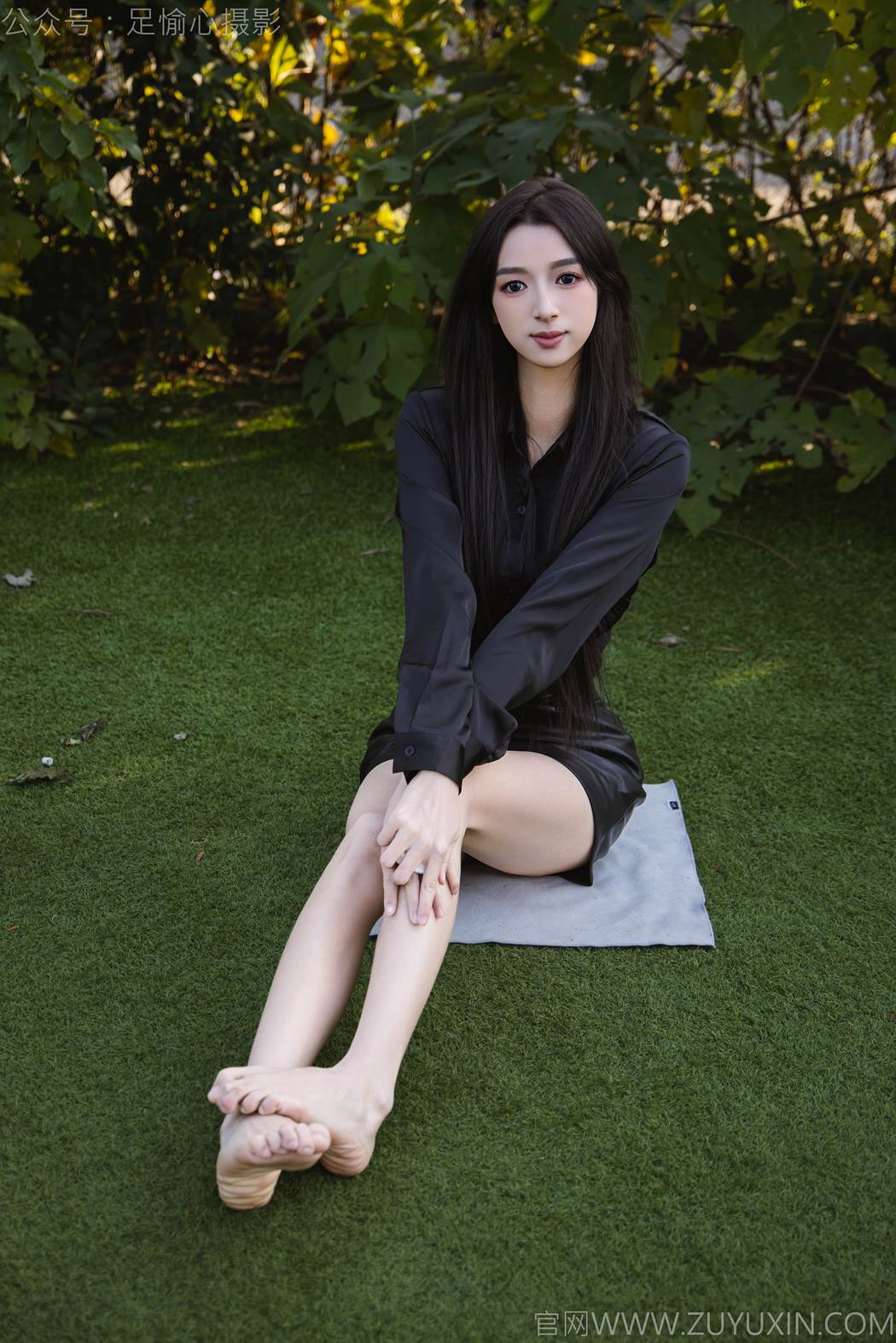 足愉心 NO.020 云悦（搭配：黑色衬衫、皮裙、高跟鞋、裸足）[120P/2V/11.2GB]插图1