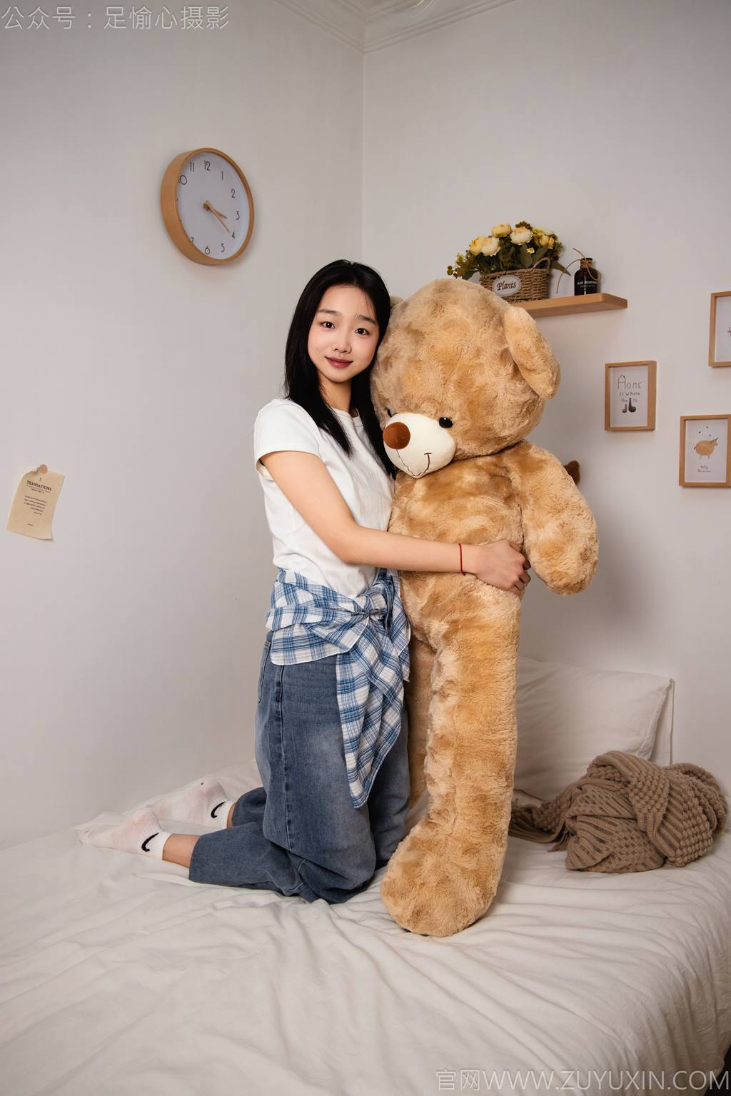 足愉心 NO.027 奶芙（搭配：白色T恤、牛仔长裤、德训鞋、白色棉袜、裸足）[110P/2V/19.4GB]插图