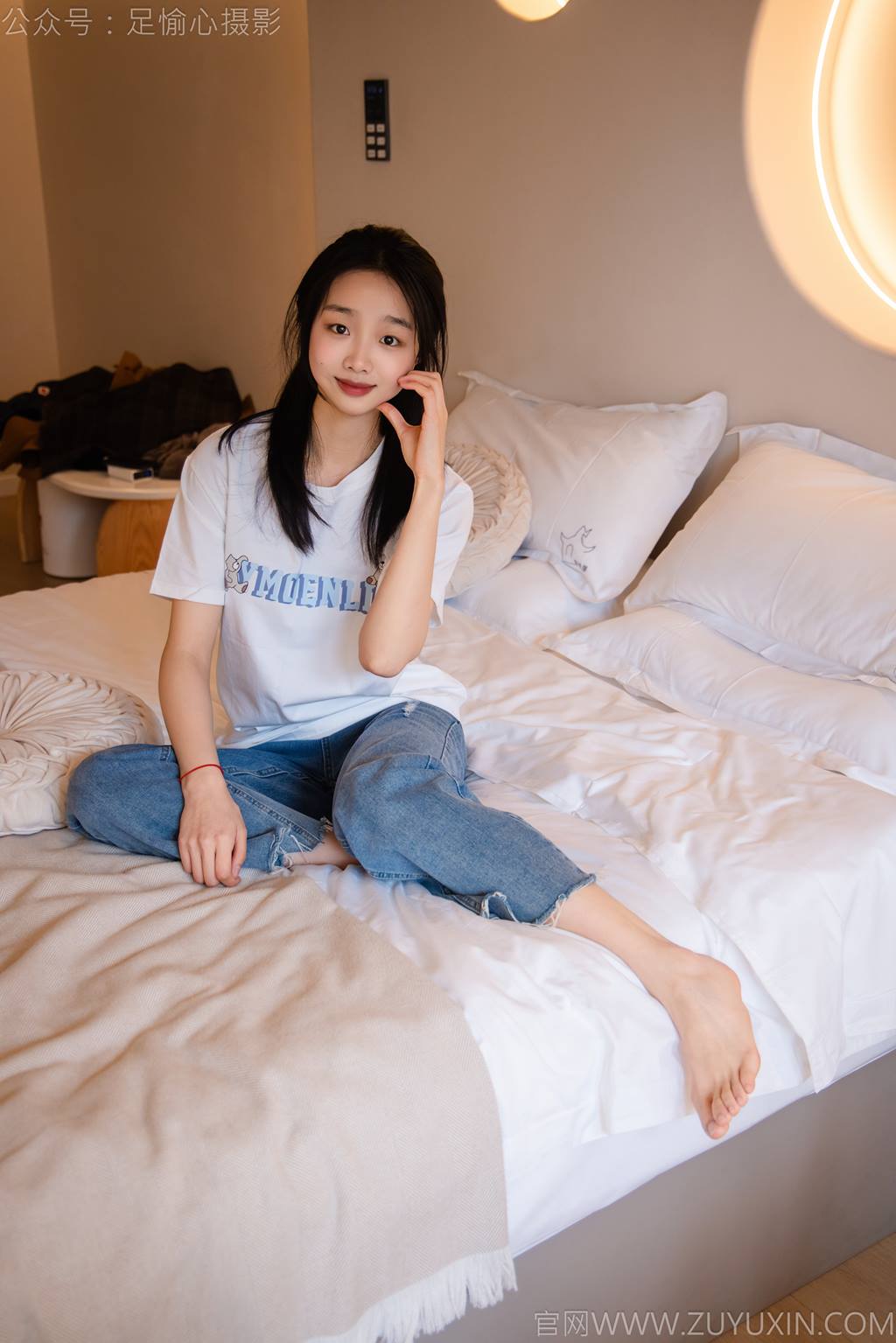 足愉心 NO.035 奶芙（搭配：白T恤、牛仔裤、运动鞋、白色棉袜、裸足）[115P/2V/19.2GB]插图3