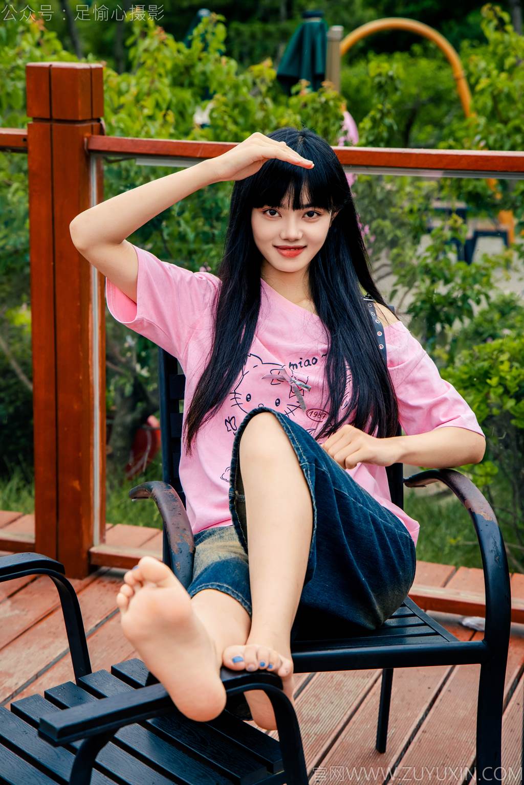 足愉心 NO.050 阿月（搭配：粉色T恤、牛仔短裤、白棉袜、德训鞋、裸足）[110P/2V/10.7GB]插图3