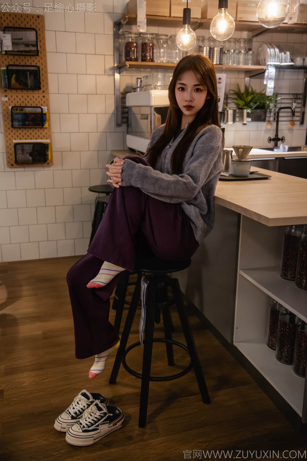 足愉心 NO.016 软软（搭配：灰色线套、紫色长裤、帆布鞋、卡通棉袜、裸足）[110P/2V/10.0GB]插图