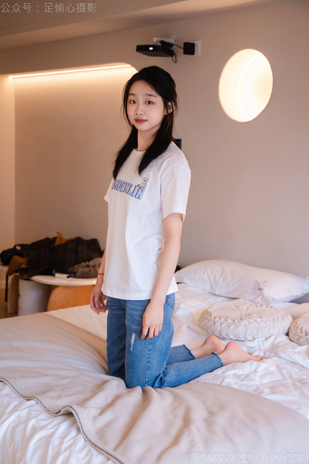 足愉心 NO.035 奶芙（搭配：白T恤、牛仔裤、运动鞋、白色棉袜、裸足）[115P/2V/19.2GB]插图