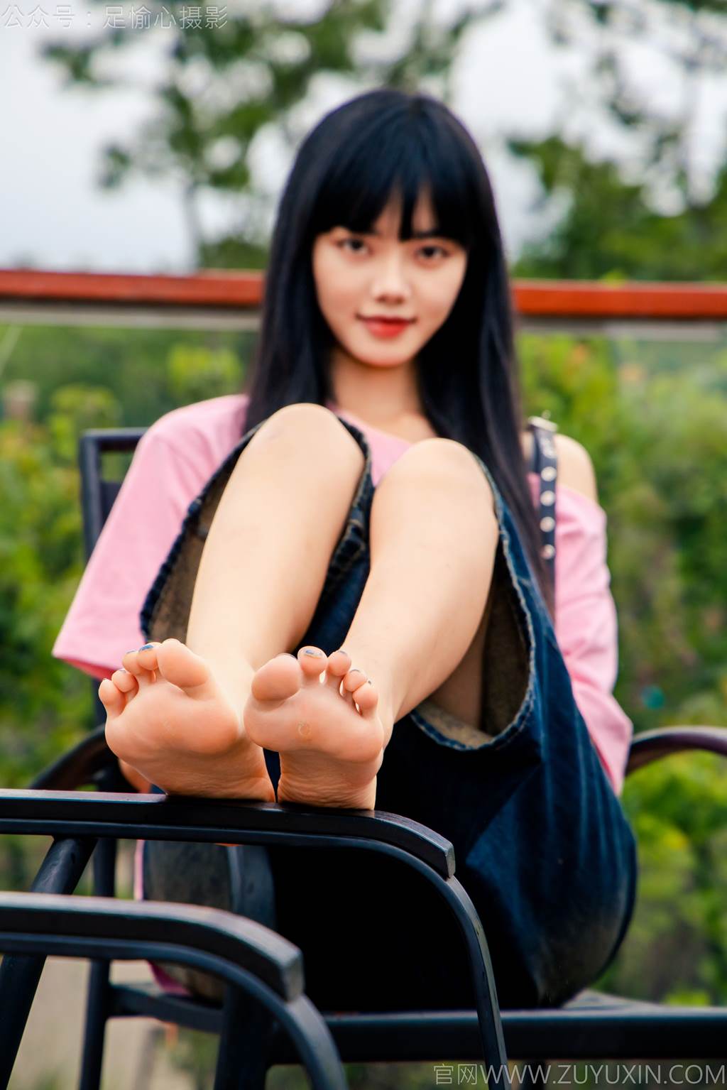 足愉心 NO.050 阿月（搭配：粉色T恤、牛仔短裤、白棉袜、德训鞋、裸足）[110P/2V/10.7GB]插图1