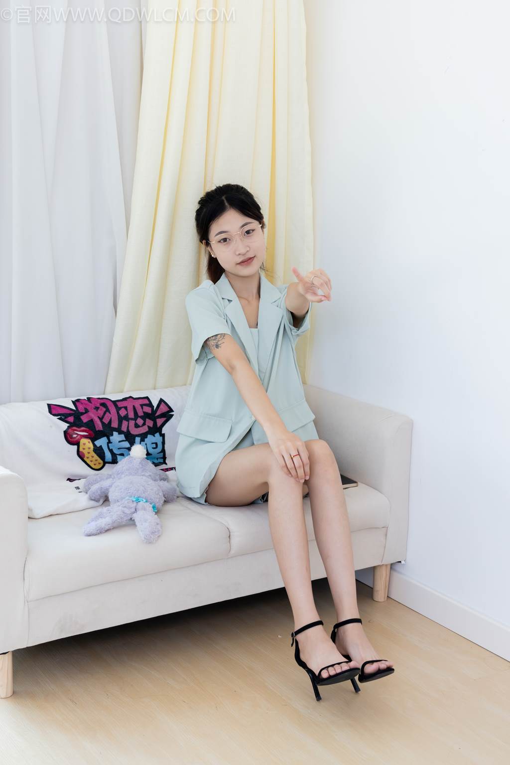 勿恋传媒 NO.2444 小夏-三双高跟鞋、薄肉丝、裸足[173P/1V/7.22GB]插图1