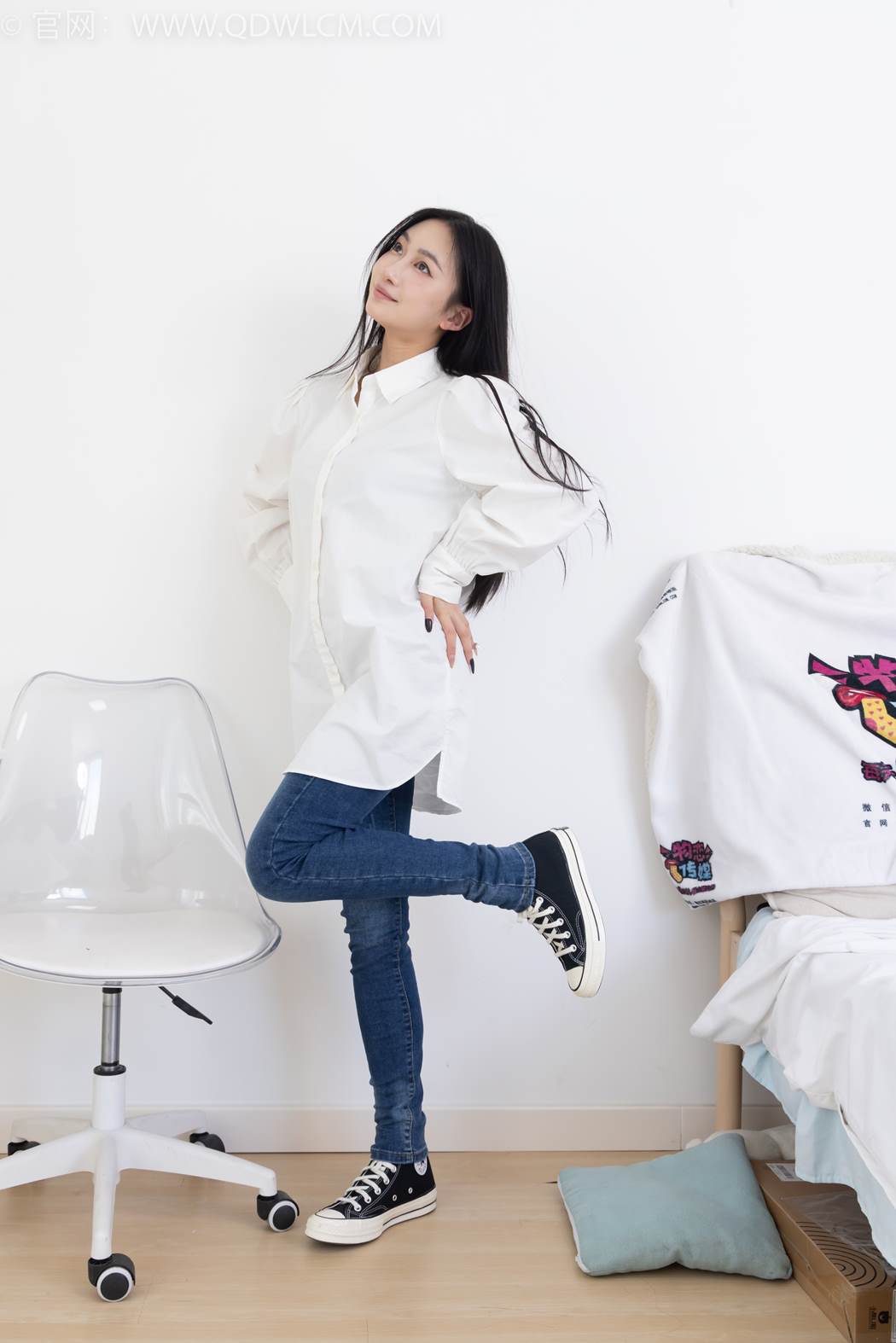 勿恋传媒 NO.2418 小影-帆布鞋、白棉袜、短白丝、裸足[170P/1V/5.35GB]插图