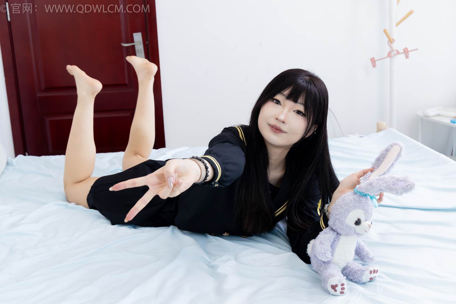 勿恋传媒 NO.2423 嘟嘟-JK至服、板鞋、白色蕾SI船袜、裸足[150P/1V/3.66GB]插图2