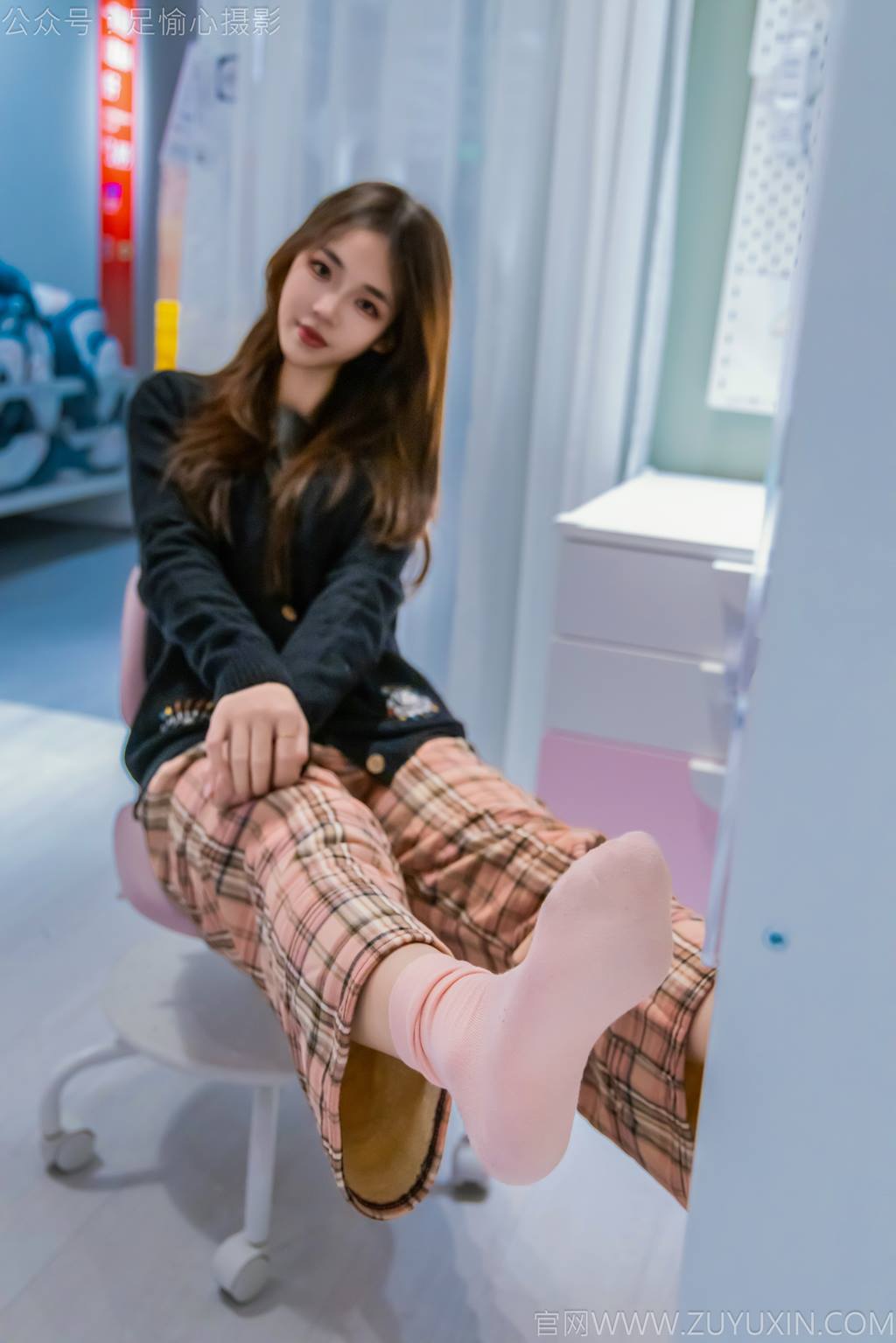 足愉心 NO.032 软软（搭配：黑色外套、黄色格子长裤、毛绒拖鞋、粉色棉袜、裸足）[120P/2V/11.4GB]插图