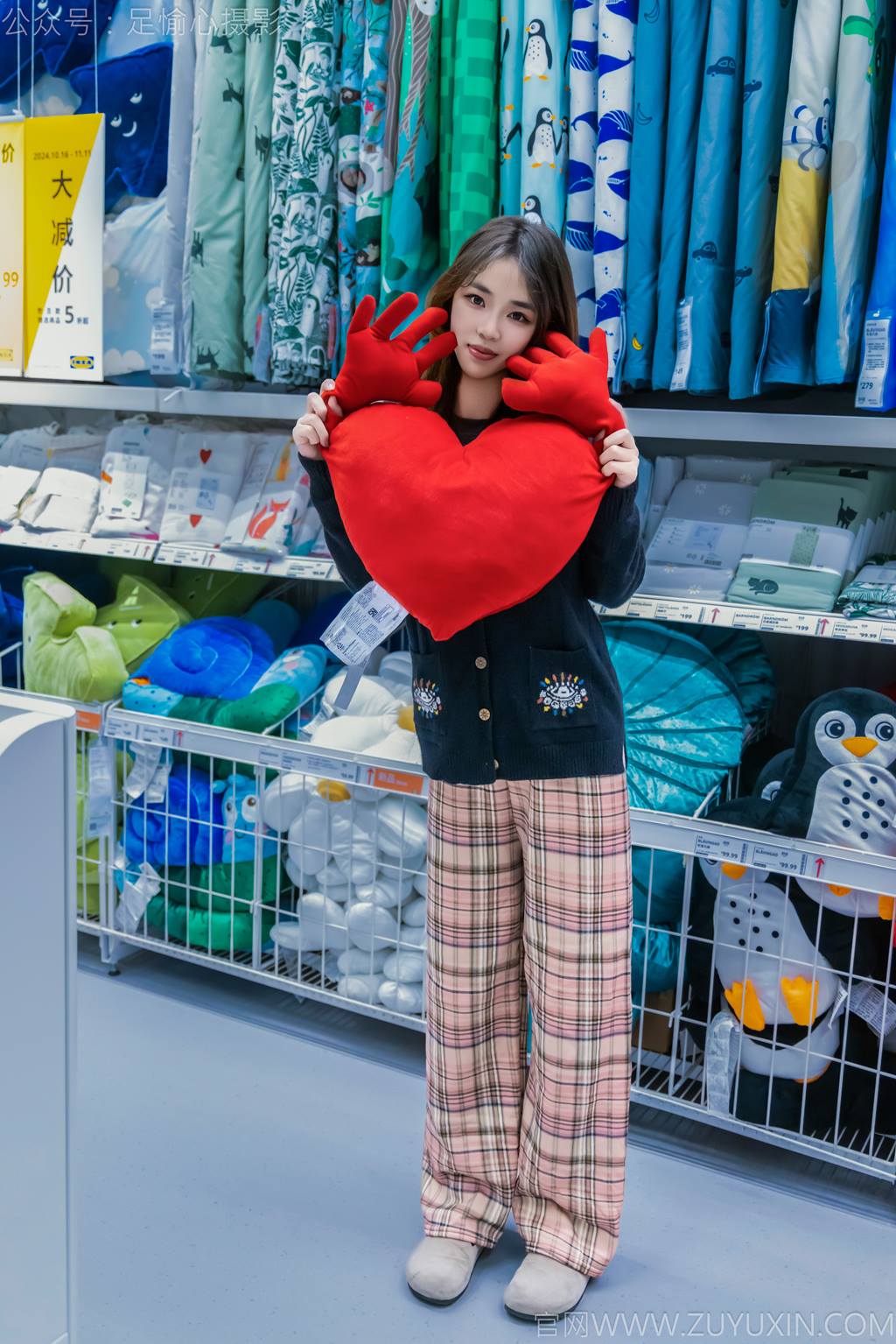 足愉心 NO.032 软软（搭配：黑色外套、黄色格子长裤、毛绒拖鞋、粉色棉袜、裸足）[120P/2V/11.4GB]插图2