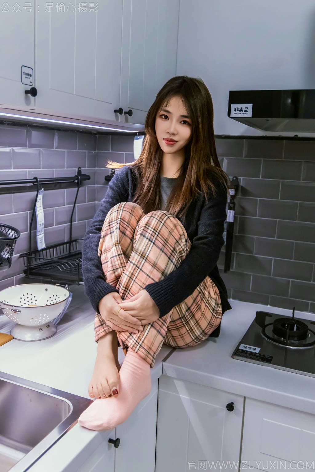 足愉心 NO.032 软软（搭配：黑色外套、黄色格子长裤、毛绒拖鞋、粉色棉袜、裸足）[120P/2V/11.4GB]插图3