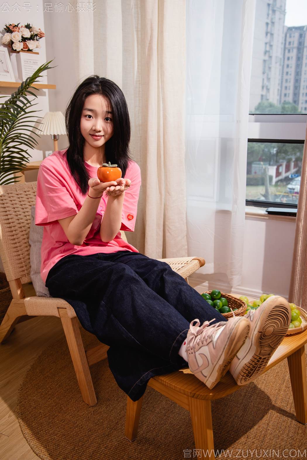 足愉心 NO.018 奶芙（搭配：粉色T恤、牛仔长裤、运动鞋、白色棉袜、裸足）[110P/2V/16.3GB]插图2