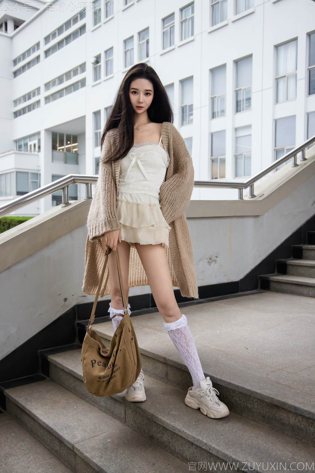 足愉心 NO.017 南南（搭配：针织长衣、白色吊带、运动鞋、白色丝袜、裸足）[110P/2V/9.49GB]插图1