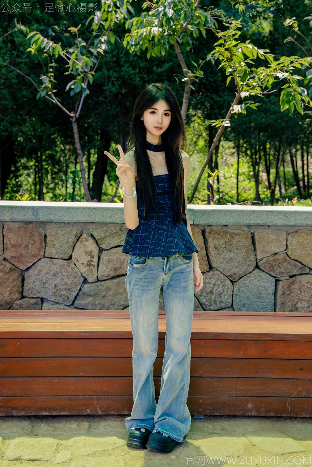 足愉心 NO.049 小瑶（搭配：蓝色格子吊带、牛仔长裤、白棉袜、洞洞鞋、裸足）[120P/2V/10.7GB]插图1