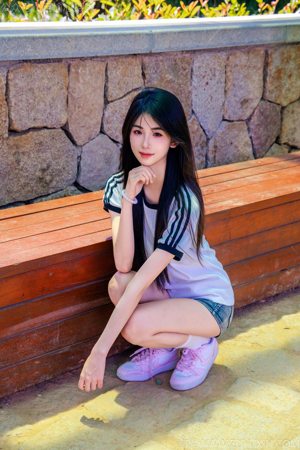 足愉心 NO.051 小瑶（搭配：T恤、牛仔短裤、白棉袜、帆布鞋、裸足）[115P/2V/12.9GB]插图2