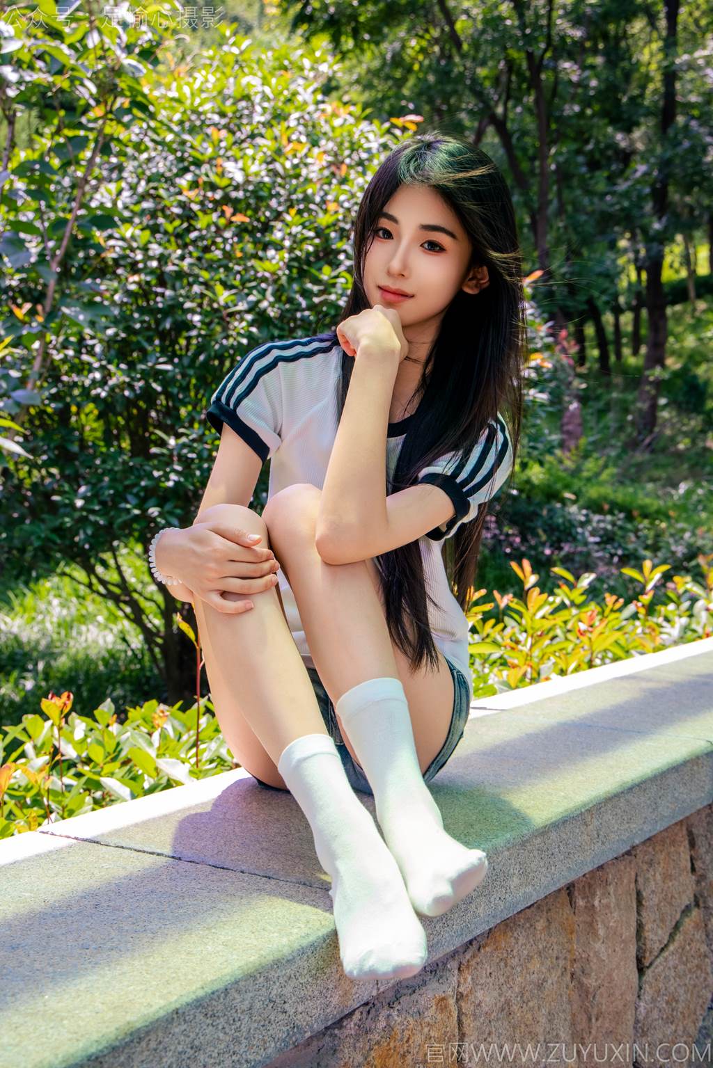 足愉心 NO.051 小瑶（搭配：T恤、牛仔短裤、白棉袜、帆布鞋、裸足）[115P/2V/12.9GB]插图1