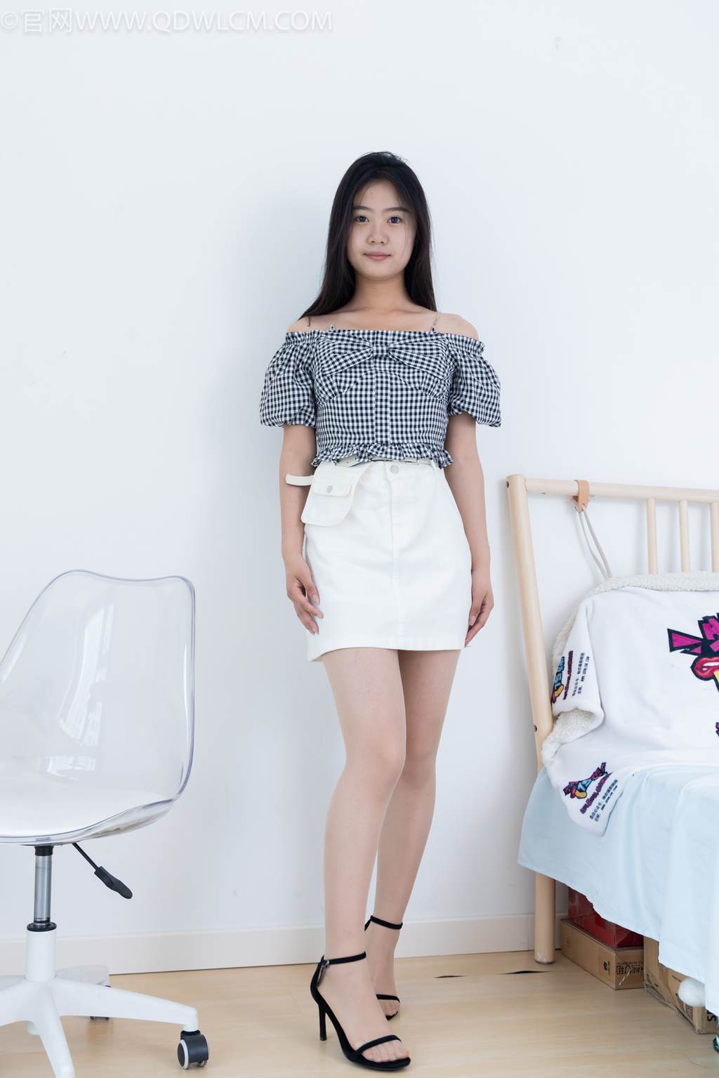 勿恋传媒 NO.2484 芋头-三双高跟凉鞋、薄肉丝、裸足[151P/1V/6.47GB]插图1