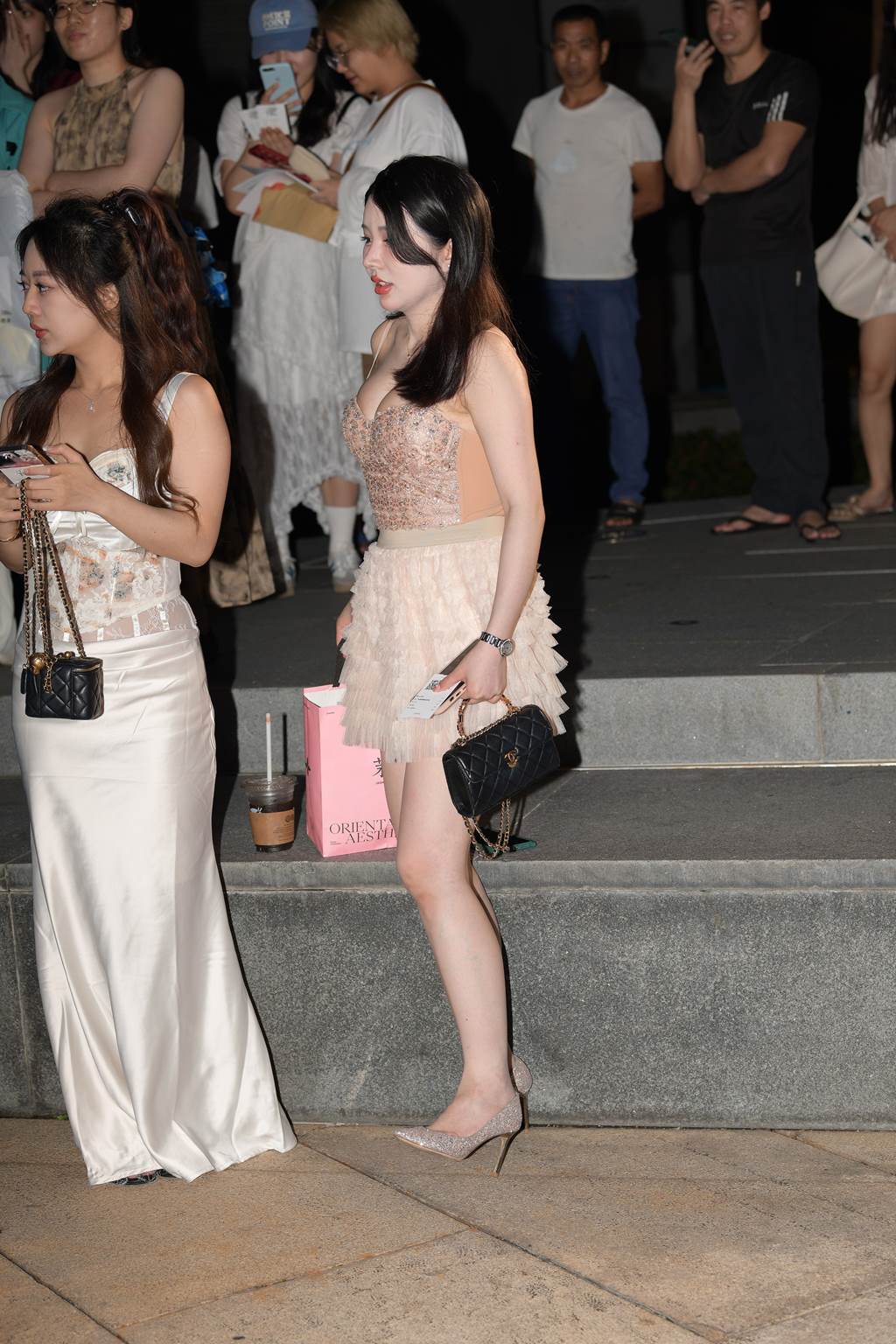 精选街拍作品 NO.6055 丰腴金色裙装[160P/536MB]插图3