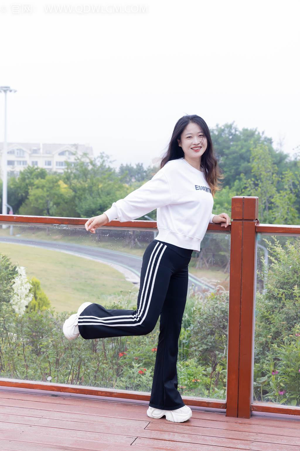 勿恋传媒 NO.2458 小紫-运动鞋、白短棉袜、裸足[150P/1V/3.38GB]插图1