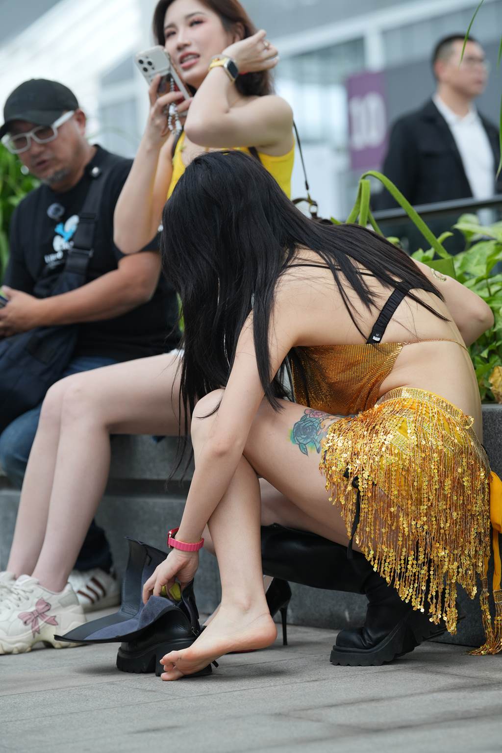 精选街拍作品 NO.6088 金色套装裙[76P/266MB]插图