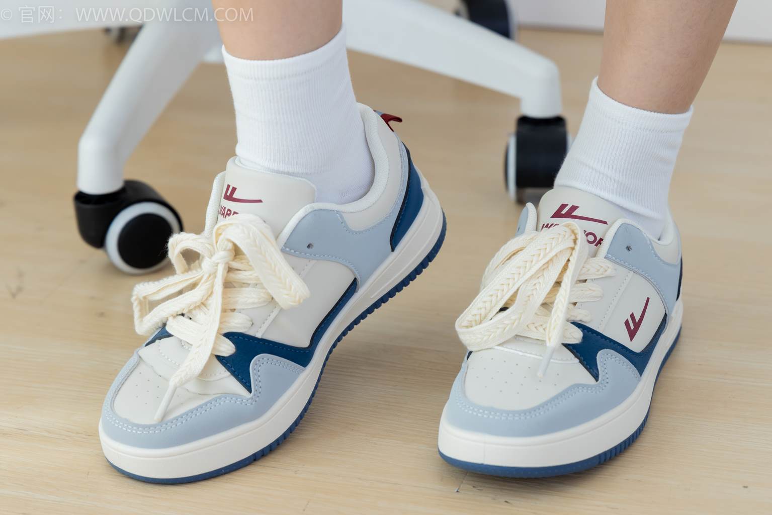 勿恋传媒 NO.2461 珠珠-板鞋、白棉袜、裸足[150P/1V/2.93GB]插图2