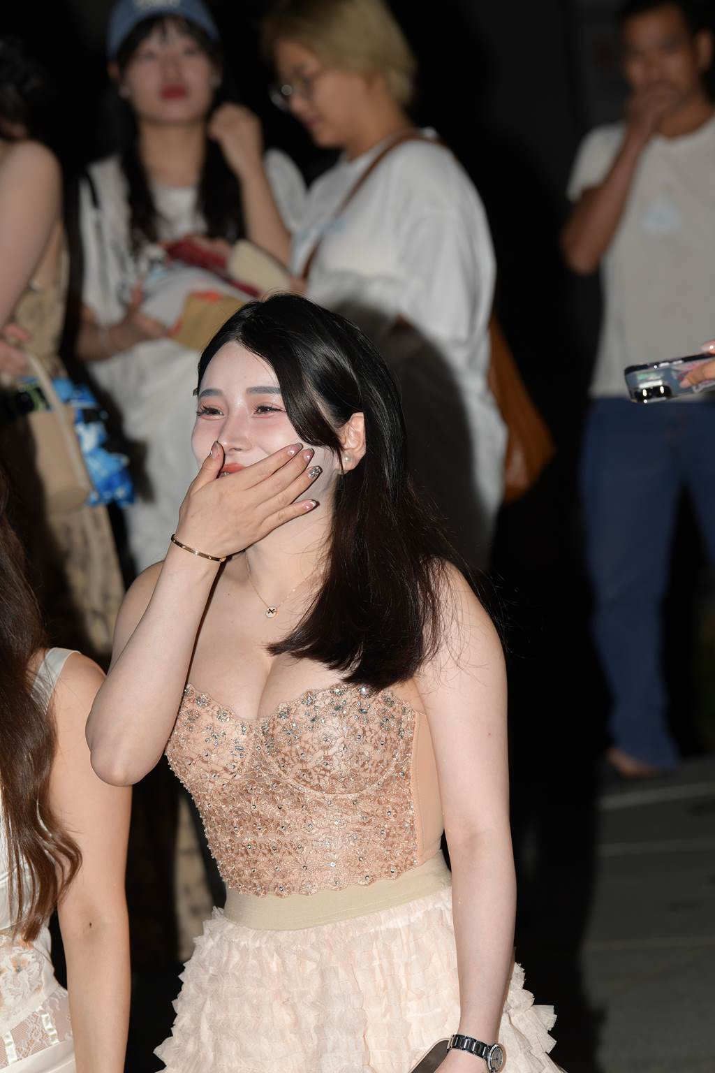 精选街拍作品 NO.6055 丰腴金色裙装[160P/536MB]插图