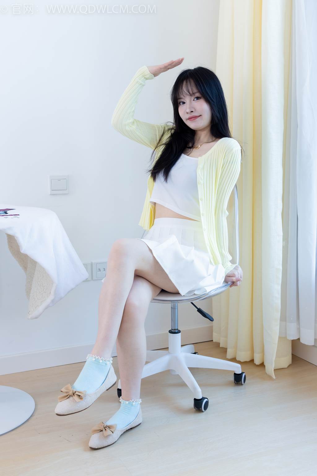 勿恋传媒 NO.2457 小酒-平底鞋、浅蓝色短棉袜[158P/1V/4.39GB]插图